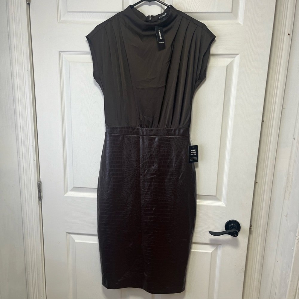NWT EXPRESS BROWN FAUX LEATHER TWO TONE MOCK NECK DRESS sz Small
Tagged $98 USD